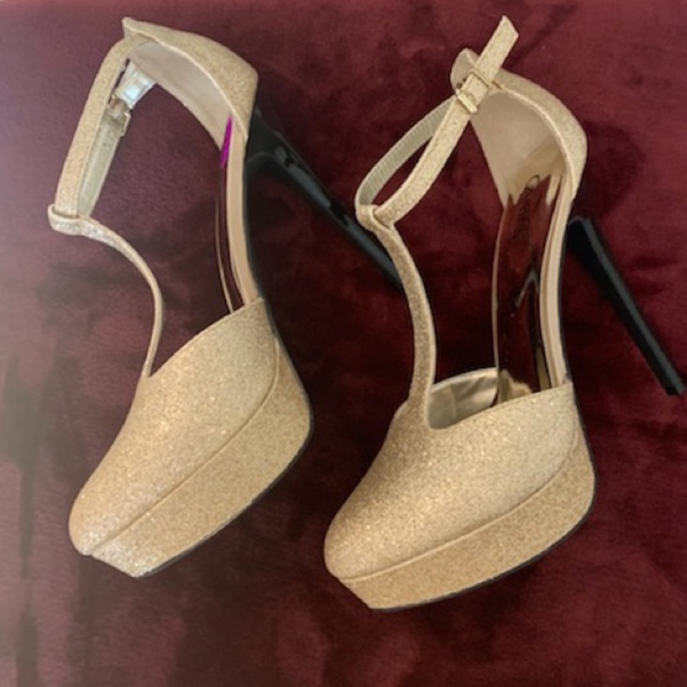 Carlos Santana gold glitter stiletto! 👠